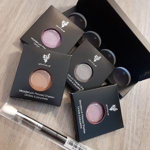 Quad Palette w/4 Eyeshadows & Fluffy Brush